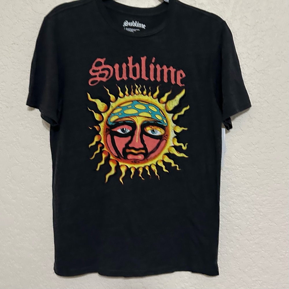 Black‎ Short Sleeve Tee with Vibrant Sun Graphic